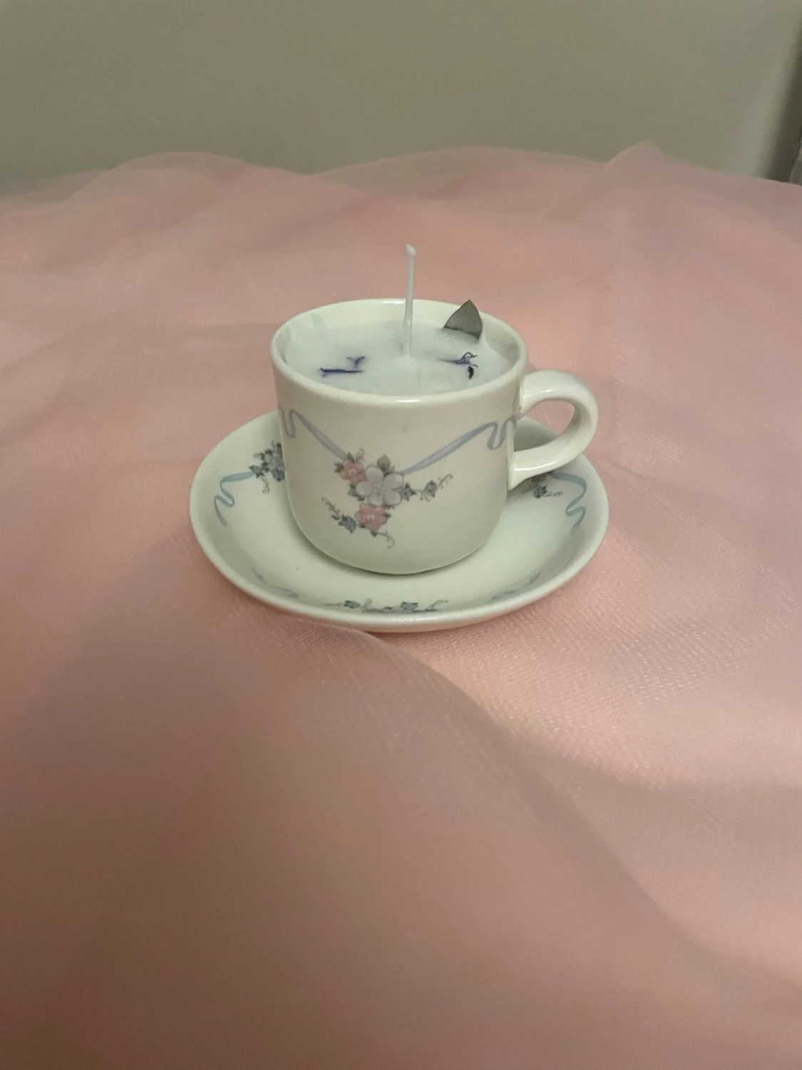 Doftljus av vaniljdoft i en vit tekopp med blommor och blåa streck nr 2 - 2