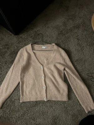 Stickad kofta  - Super fin stickad rosa stickad tröja! Knapparna sitter lite slappt pågrund av att tycket är lite tunt vilket de satt när jag köpte den så inget som har påverkats under tid! 