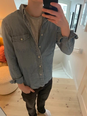 Ralph Lauren skjorta  - Jeans skjorta från Ralph lauren, storlek S och sitter mycket bra på mig som är 180, Skriv vid frågor!