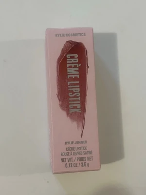 Kylie läppstift - Kylie creme lipstick i färgen 333 not sorry. Köpt runt våras men är använd endast några få gånger, den är alltås helt full och sälj pga jag vill köpa smink med ecologiska ingredienser.