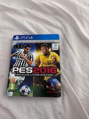 PES 2016 Pro Evolution Soccer PS4 - PES 2016 Pro Evolution Soccer till PS4, Day One Edition med exklusivt myClub-innehåll. Fodral och skiva i fint skick, komplett med manual. Upplev realistisk fotboll med över 400 lag och 10 000 spelare. Perfekt för fotbollsfans!Vill man köpa flera st sv spelen så är det bara o kontakta 