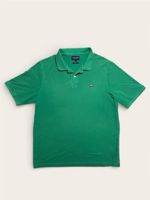 Grön pikétröja från Lexington - Klassisk grön pikétröja från Lexington med liten logga på bröstet och krage med två knappar. Tröjan har korta ärmar och är tillverkad i mjuk bomull. Perfekt för en avslappnad men ändå stilren look.