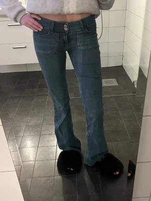 Blå bootcut jeans med låg midja - Superfina utsvängdajeans från Nelly med låg midja💖 strl xs