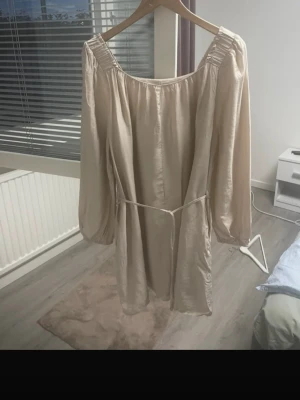 Dam kort klänning 👗  - Dam kort klänning som är lämplig till alla tillfällen den är mycket lättbar och bekväm 