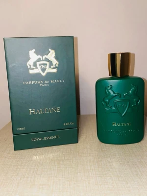 Parfums de Marly Haltane 125ml - Lyxig Eau de Parfum från Parfums de Marly. Haltane kommer i en snygg grön flaska med gulddetaljer. Volym: 125ml. Tillverkad i Frankrike. Perfekt för dig som vill sticka ut med stil. Ej äkta därav priset