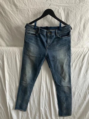 Blå  Ralfloren skinny jeans med tvättad look - Säljer ett par blå ta skinny jeans med snyggt tvättad effekt och klassisk femficksdesign. Jeansen har normal midja och smal passform hela vägen ner. Perfekta till sneakers eller boots och funkar året runt.