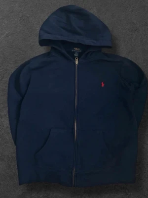 Polo Ralph lauren zip tröja  - En zip tröja från Ralph lauren tröja är i jätte bra skick inga synliga skador på tröjan 