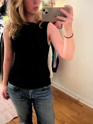 Svart linne - Jätte fint svart linne från lager 157, man kan både ha tröjan bak och fram. Strl S. 💋