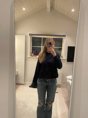 Mörkblå hoodie - Mörkblå hoodie som jag själv har sytt. Den är i mycket gott skick. Hör av er för frågor💗💗
