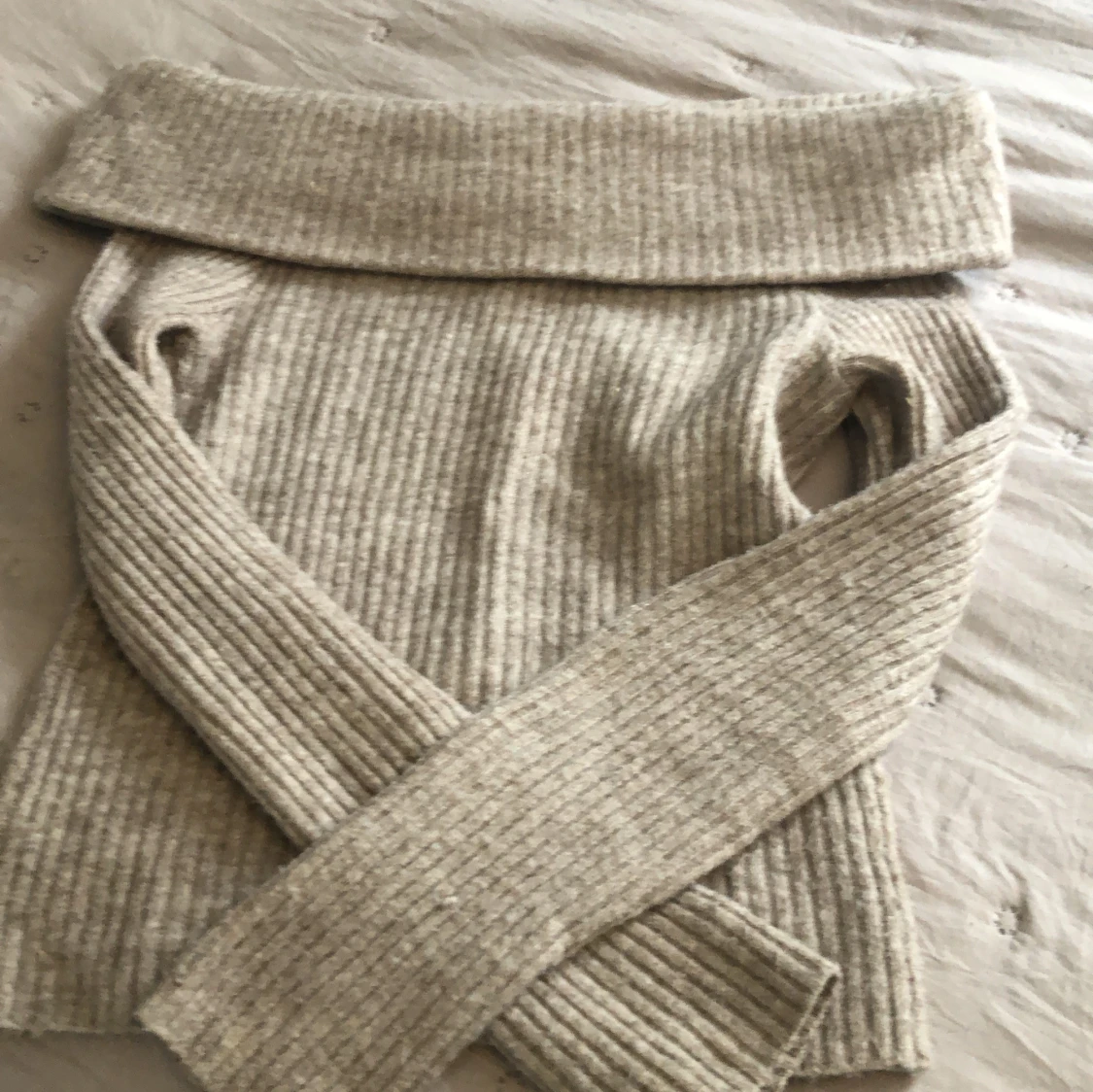 Beige ribbad offshoulder stickad tröja - 1