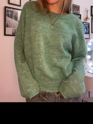 Stickad grön tröja  - Så mysig stickad tröja från Vera Moda! I storlek L men är liten i storleken och sitter lite oversized på nån som är xs/s.  Säljer då den ej kommer till användning!