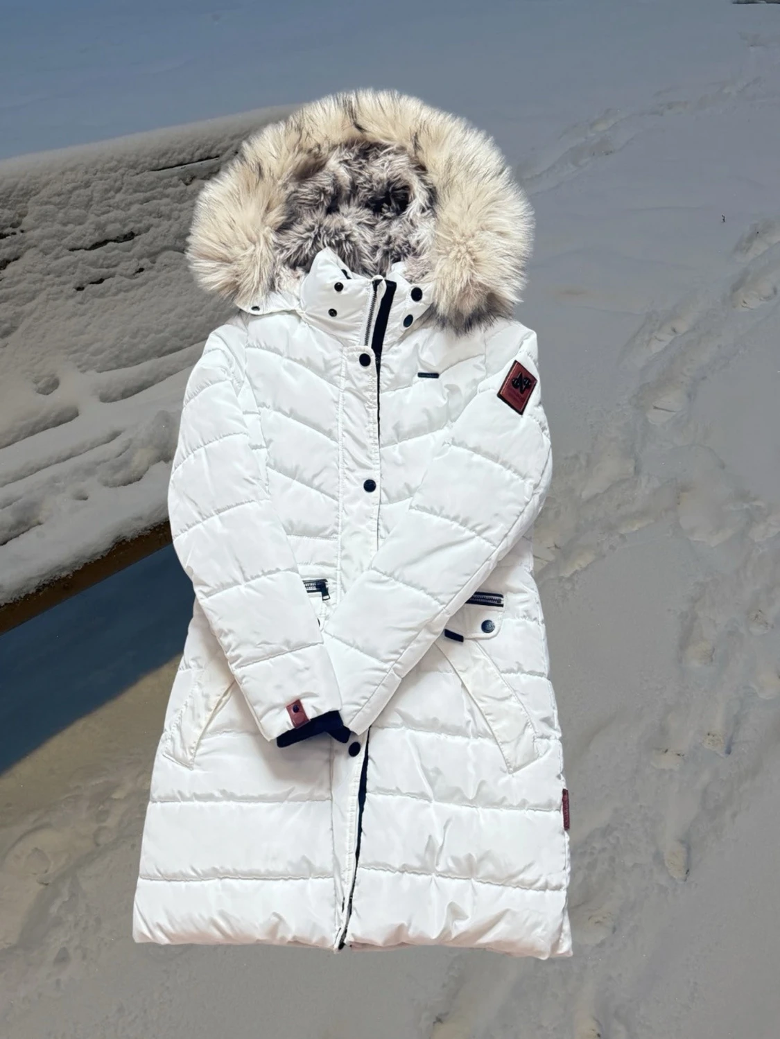Vit lång vinterjacka med fuskpäls – varm & stilren i storlek small från Zalando