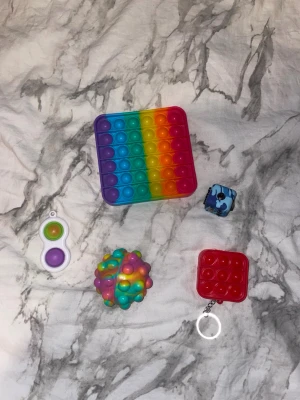 Fidget pack - 1 stor pop it 1 liten pop it 1 två pop grej 1 pop it boll 1 stress cube som är sönder på en av sidorna