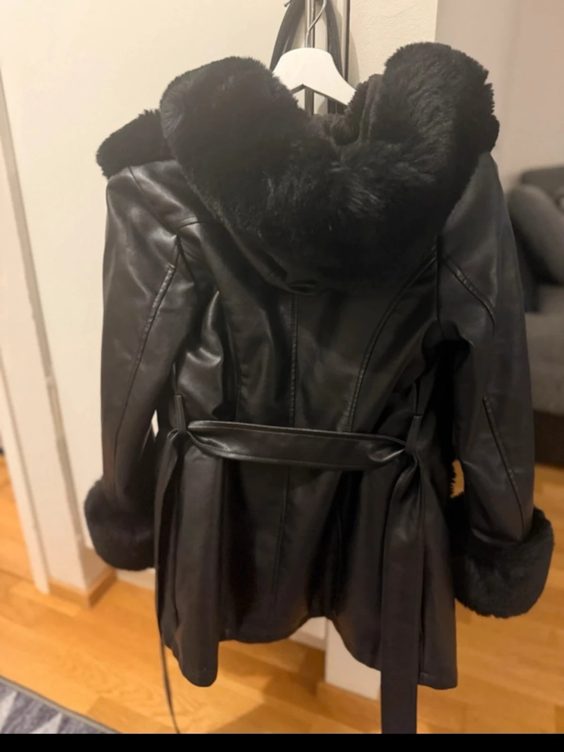 Svart pälsjacka från Giorgia Fashion - 1