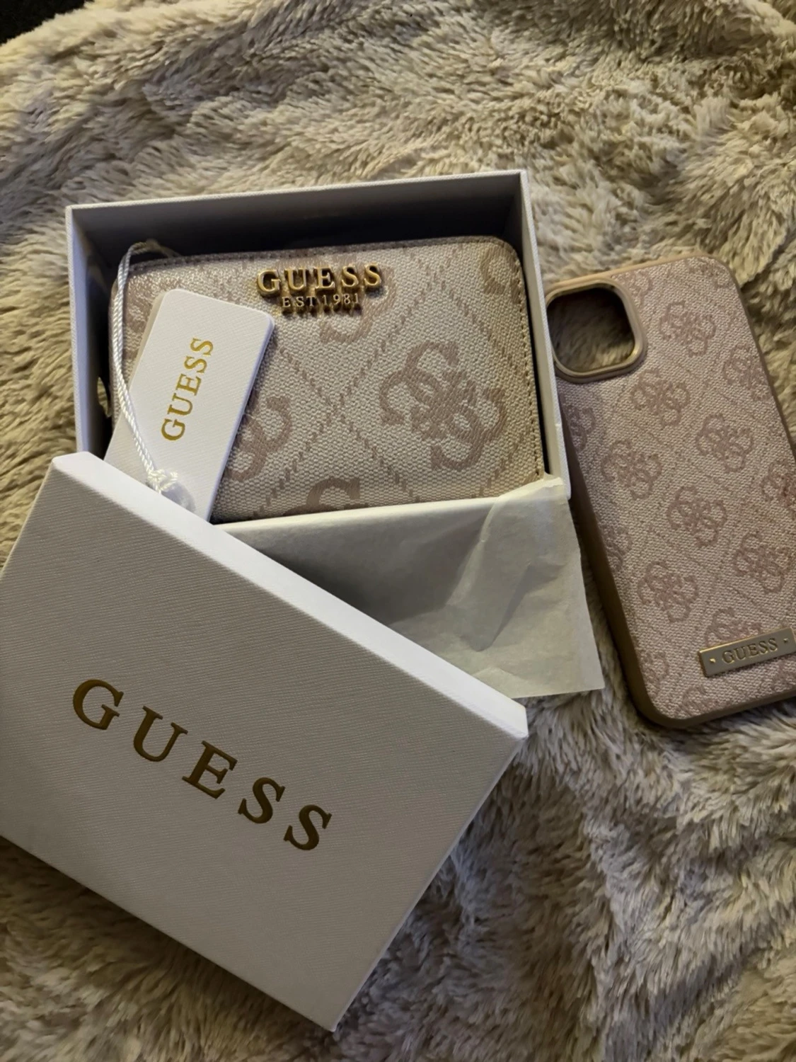 Beige plånbok från Guess med logomönster