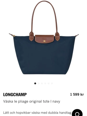 Longchamp väska - Marinblå axelväska med bruna och guldiga detaljer från longchamp Väskan är använd ett fåtal gånger och är som ny förutom några missfärgningar💗 Mått: 31x30x19cm Handtagets höjd: 25cm