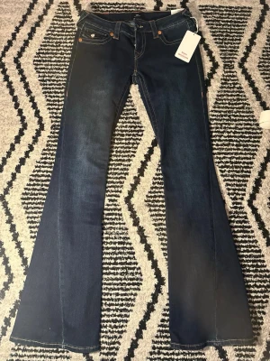 True Religion Joey Low Rise Flare Jeans - Säljer mörkblå True Religion Joey jeans med låg midja och flare/bootcut-ben. Köpte idag och aldrig använda 🌸🌸