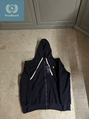 Marinblå polo Ralph lauren zip hoodie  - Säljer en marinblå polo Ralph lauren zip hoodie. Den är i helt ny skick och säljes för ett riktigt bra pris. Storlek S men passar även M😊.                                                 Kom privat vid frågor å funderingar💸