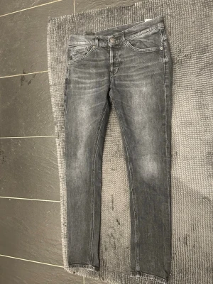 Dondup jeans man - Dondup jeans George storlek 32, sitter liter så typ 30. Mycket bra skick. Pris går att diskutera!