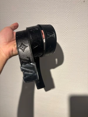 L bälte svart  - Helt nya oanvända bälten i olika märken, modeller och färger! Kommer bra packat samt med ett litet verktyg som du enkelt kan göra hål med ifall du skulle behöva det. Vi postar allas ordrar inom 24h för att du ska få ditt paket så fort som möjligt! Använd helst instabox men PostNord funkar också! 