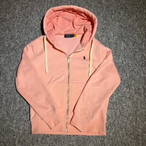 Rosa Ralph Lauren Zip S - En helt oskadd rosa Ralph Lauren zip. Klassisk broderad Polo-logga framtill. Skönt material. Pris kan diskuteras. Kontakta vid minsta fråga! 😊