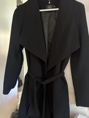 Svart kappa -  Säljer nu min svarta kappa från ONLY då den inte kommer till någon användning. Kappan är i tunt skönt material🤎