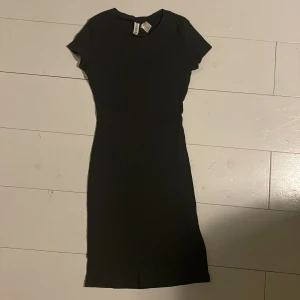 Svart klänning från H&M - Jätte snygg svart kroppar klänning från H&M☀️💘