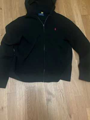 Svart Ralph Lauren hoodie - Väldigt bra skick med inga problem! Pris kan diskuteras 