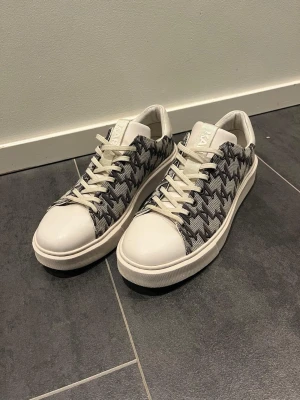 Karl Lagerfeld Skor  - Tjena, säljer dessa tvärfeta skor från Karl Lagerfeld som knappt är använda. Skorna är i storlek 45 style no: KL52273-HLO och nypris ligger på 2000-2500. Skriv gärna vid intresse!