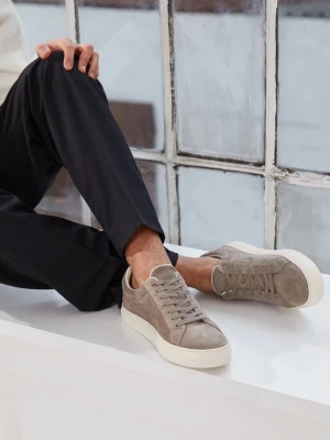 NYTT Vagabond skor, modell Paul 2.0 Dusty - Säljer helt nya Vagabond sneakers i modellen Paul 2.0 färg Dusty. Modellen är tillverkad i brun mocka. Innersula i kromfritt skinn. Klackhöjd: 5 mm. Ny pris 1400kr. Mitt pris 1200kr ✨OBS. Modellen är stor i storleken!