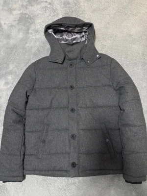 Mörkgrå pufferjacka med huva från pier one - Helt slutsåld överallt, använd 2 gånger bara. Vid frågor eller funderingar är det bara och höra av sig👍