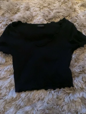Svart topp från Even&Odd - U-ringningad topp fr even&odd