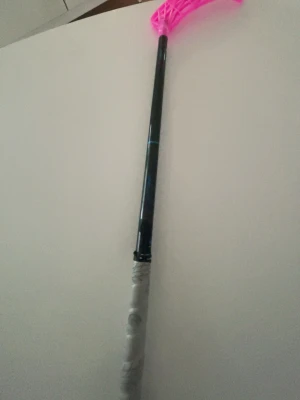 Säljer en Unihoc innebandy klubba  - Den är 101 cm och är left blad på med 27 flex. Bladet är ganska slitet