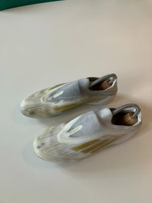 Adidas F50 elite fotbollsskor  - Säljer ett par Adidas F50 elite fotbollsskor. Skorna är väl använda och tvättade återkommande. 