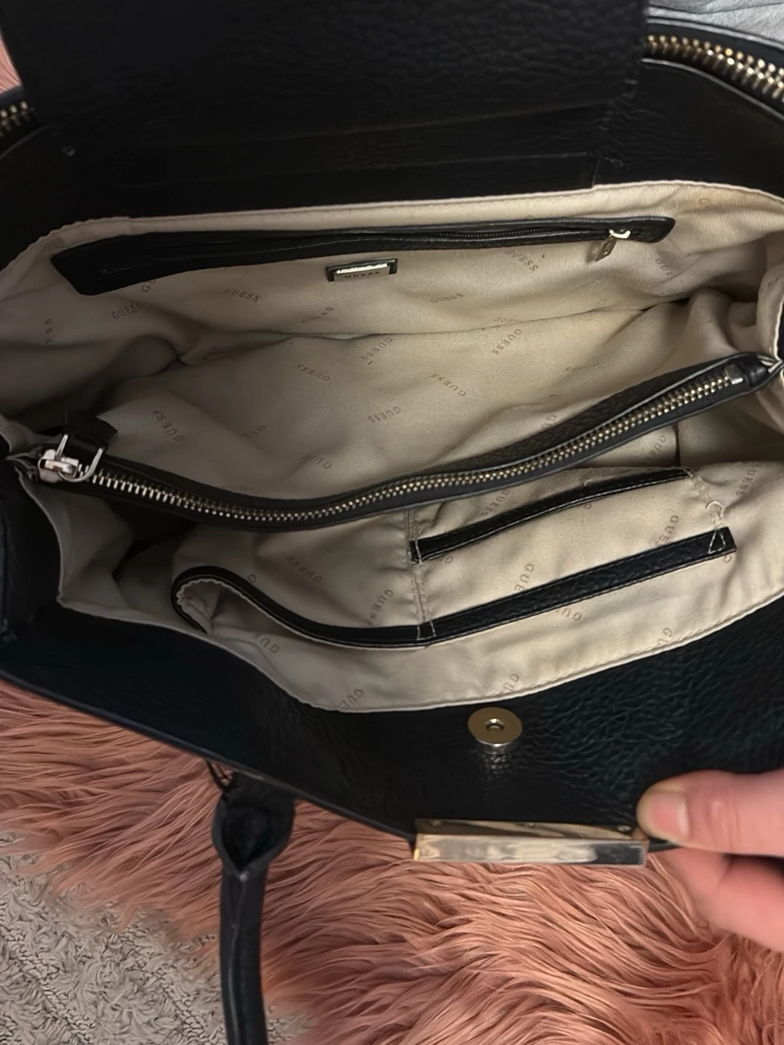 Svart handväska från Guess i skinn - 1