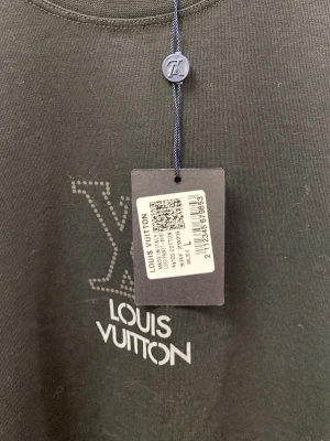 Svart-shirt  - Snygg svart T-shirten har klassisk passform, rund hals och är tillverkad i mjuk bomull. Perfekt för dig som vill ha en exklusiv streetwear-look.