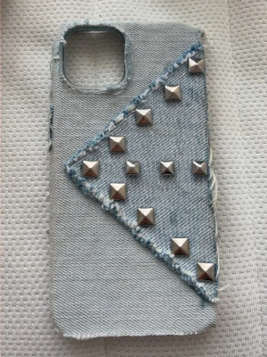 Mobilskal i jeans  - Jättefint mobilskal i jeanstyg med nitar! Skalet är köpt från ett uf företag och passar iphone 13🤍🤍