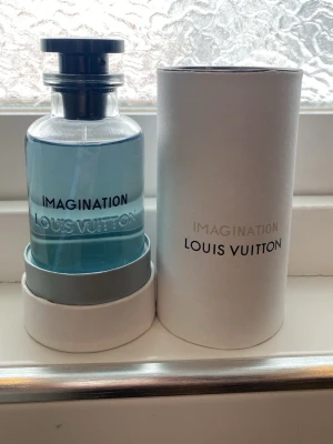Louis Vuitton Imagination EdP 100ml - Parfymen har används vid endast fåtal gånger. Louis Vuitton Imagination Eau de Parfum i elegant förpackning. Flaskan rymmer 100 ml och passar perfekt för dig som vill ha en exklusiv touch i din doftsamling.