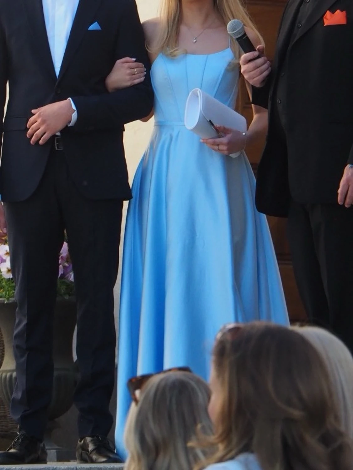 Ljusblå långklänning i satin - 1