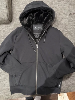 Moose knuckles zip - Nypris 4600kr Mitt pris 2899 Den är såklart äkta, jag har kvitto från johnells. Fråga gärna om det är något. Pris går att diskutera!