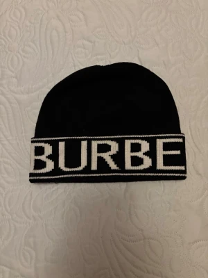 Svart mössa från Burberry - Säljer en svart burberry mössa. Vid funderingar kom privat.