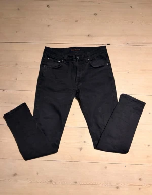 Nudie jeans - Nudie jeans i storlek 33 32, modell lean dean. Kom med frågor och prisförslag😊