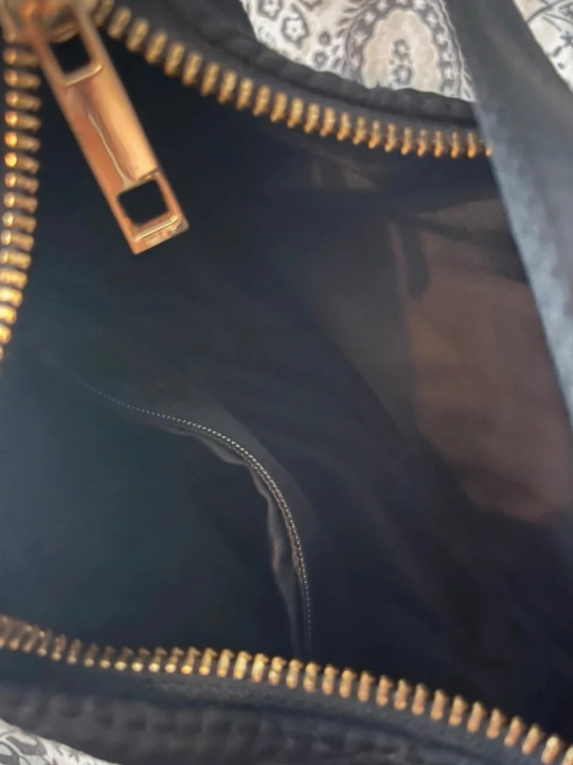 Svart quiltad handväska med kort axelrem - 1