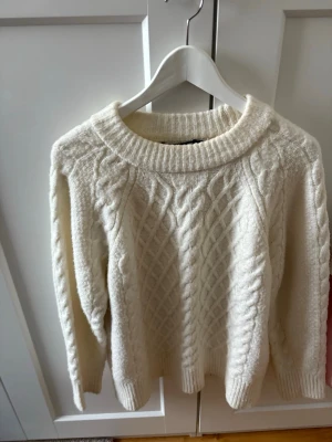 Stickad - Vit stickad tröja från lager 157 i storlek S