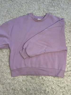 ljuslila sweather från ginatricot - Jätte mysig sweather från ginatricot i storlek M. Jätte mysig och varm!💜