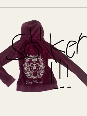 SÖKER! Vintage juicy - !! Ej mina bilder !! Jag söker vinröd vintage juicy i storlek xs-s. Är inte intresserad av skrik röd, mörk rosa eller juicy grön 2020-talet. Söker den typ som är på bilden! Skulle uppskatta om jag kunde köpa under 250kr! 