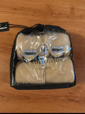 Beige fleeceväst från JH Collection - Säljer en beige fleeceväst från JH Collection i färgen Cuban sand. Västen har en mjuk och skön känsla, med detaljer i grått och en liten etikett framtill. Perfekt för lager-på-lager och enkel att matcha med andra plagg. Helt oanvända 