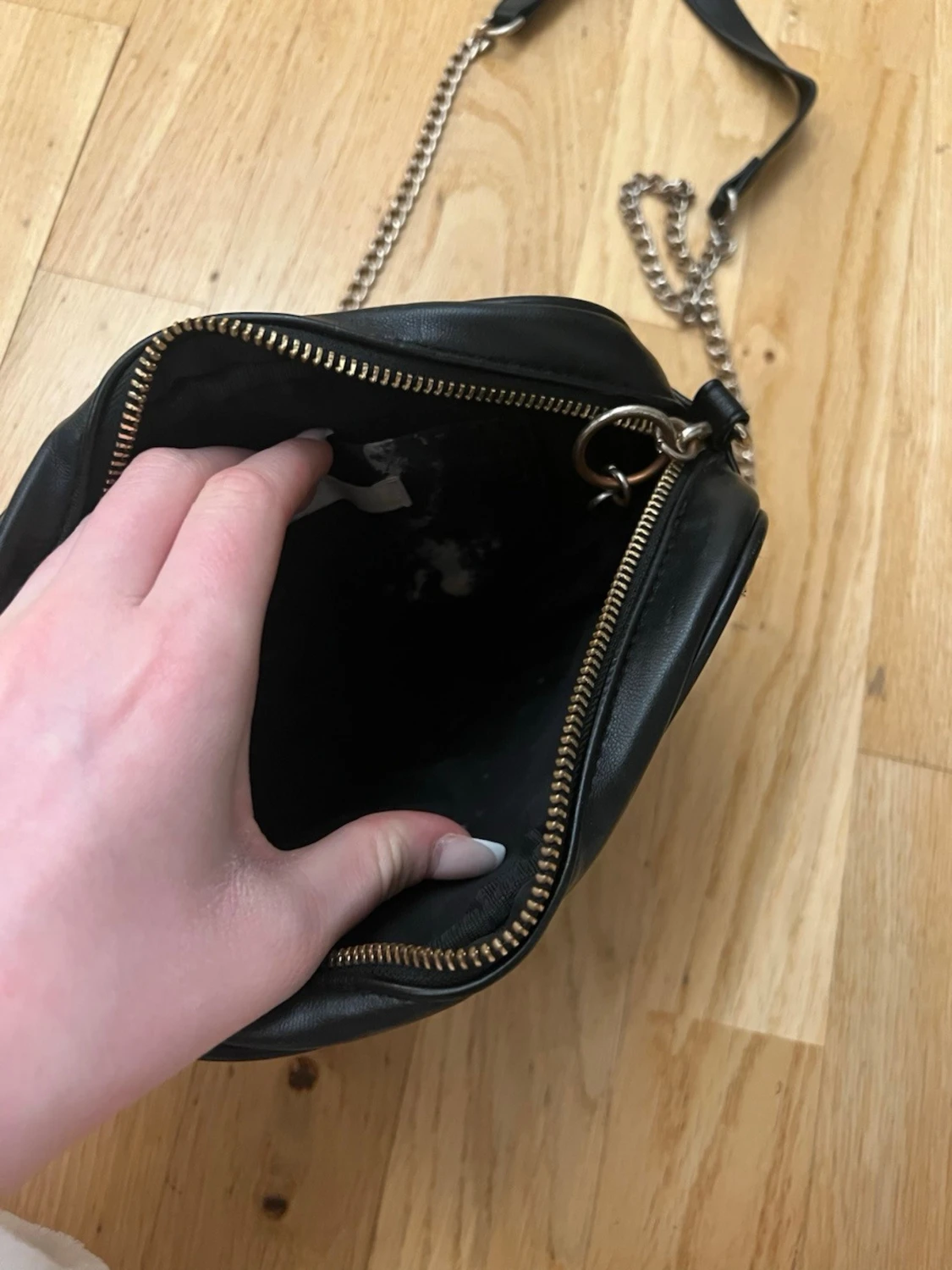 Svart quiltad axelväska med kedja från hm - 2