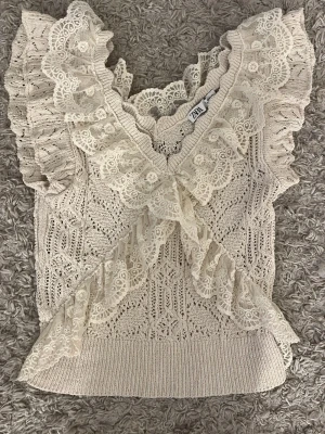 Skitsnygg topp ZARA - Skitsnygg topp ifrån Zara i storlek M. Skriv vid funderingar, alltid öppen för prisförslag!💞💞💞