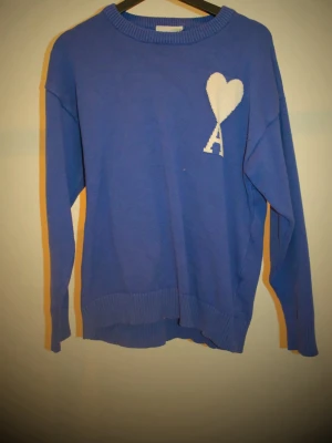 Ami Paris blå sweatshirt regular fit - • Storlek: L  • Skick: mycket fint, inga defekter • Material: Ull  Hör av dig om du har frågor om plagget eller annat!  Kan skickas direkt 💌 Kika gärna på mina andra annonser – samfrakt går bra!